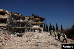 Tim SAR berupaya mengevakuasi jenazah korban dari bawah reruntuhan setelah gempa mematikan di Hatay, Turki 14 Februari 2023. (REUTERS/Clodagh Kilcoyne)