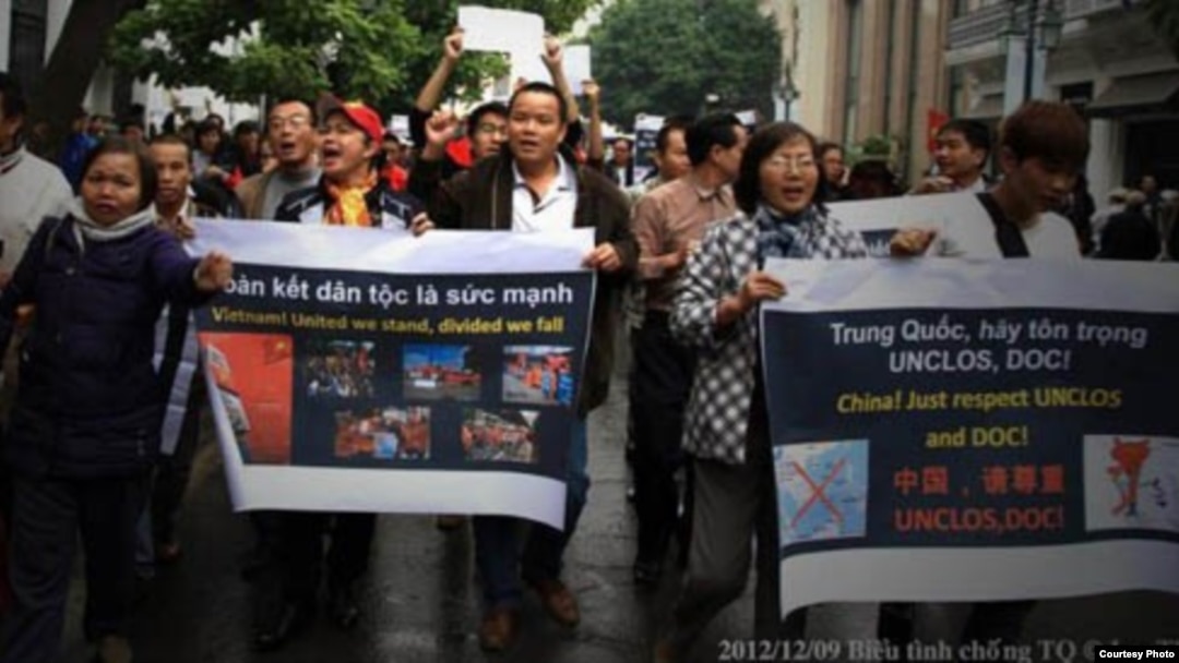 Blogger Lê Anh Hùng (áo trắng, giữa) trong một cuộc biểu tình chống Trung Quốc tại Hà Nội. (Ảnh: Queme.net) Blogger Lê Anh Hùng đã bị bắt đưa vào trại tâm thần có tên Trung tâm Bảo trợ Xã hội số 2 ở Ứng Hòa, Hà Nội, hôm 24/1/2013.
