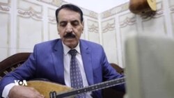 Bavê Rîyaz Bi Stranan Bersiva Derbiderîyê Dide
