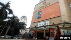 Seorang peremuan berjalan melintas di depan Vincom Center milik konglomerasi Vingroup, 15 Januari 2015. (Foto: Reuters)