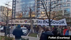 Studenti Novog Sada otišli su u subotu na "prijateljski razgovor" do zgrade BIA u tom gradu (Foto: FoNet)