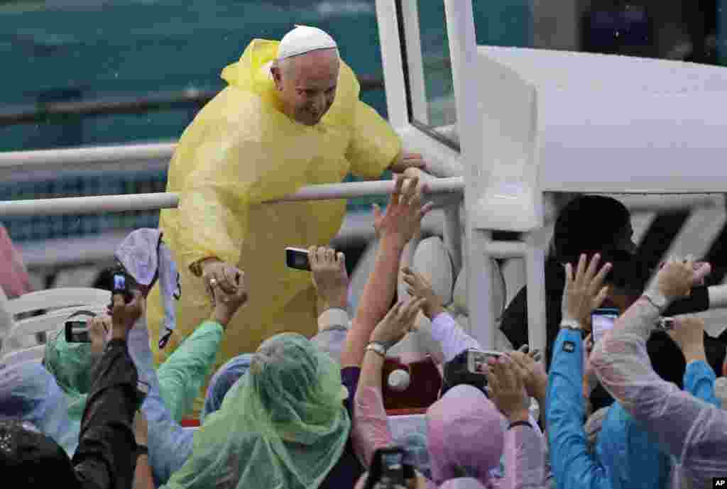 Pope Francis shakes hands of the faithful after celebrated his final Mass in Manila, Jan. 18, 2015.