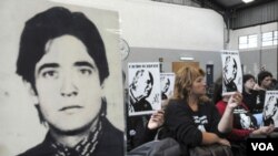 En julio de 1982 Bignone sucedió al frente de la junta militar al dictador Leopoldo Galtieri tras la derrota de Argentina en la guerra contra Gran Bretaña por la soberanía de las Islas Malvinas.