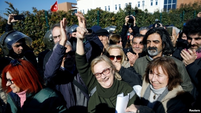 盖齐公园抗议案被宣判无罪的九名被告之一耶比斯离开法庭后向她的支持者致意。(2020年2月18日)