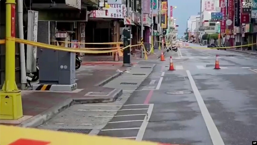 Potongan gambar dari video yang menunjukkan kondisi jalan di Hualien, Taiwan, yang diblokade setelah gempa melanda wilayah tersebut pada 23 April 2024. (Foto: TVBS via AP)