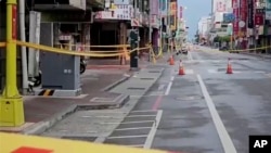 Potongan gambar dari video yang menunjukkan kondisi jalan di Hualien, Taiwan, yang diblokade setelah gempa melanda wilayah tersebut pada 23 April 2024. (Foto: TVBS via AP)