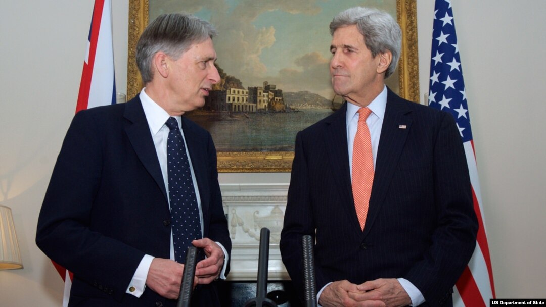 Menlu Inggris Philip Hammond (kiri) dan Menlu AS John Kerry hari Senin (30/3) merilis pernyataan bersama soal penghitungan pemilu di Nigeria (foto: dok).