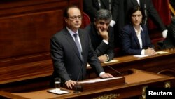 Le président François Hollande prononce un discours devant le Parlement réuni en Congrès à Versailles, près de Paris, France, 16 novembre 2015.