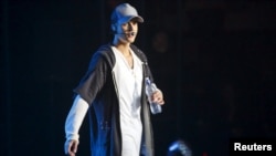 Justin Bieber di panggung konser di Oslo, 29 Oktober 2015. 