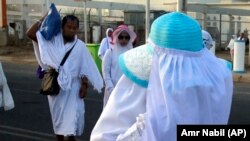 Seorang jemaah haji asal Indonesia di Masjid Namira di Arafat, Makkah, Arab Saudi, Jumat, 9 Agustus 2019. (Foto: Amr Nabil/AP)