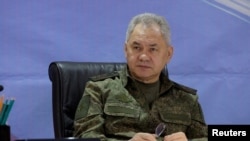 El ministro de Defensa ruso, Sergei Shoigu, visita el puesto de control avanzado de las tropas rusas involucradas en el conflicto entre Rusia y Ucrania, en un lugar desconocido, en esta imagen publicada el 26 de junio de 2023.