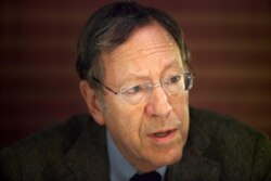 Former Canadian justice minister Irwin Cotler speaks to the media during a press conference in Jerusalem, Dec. 30, 2009.
