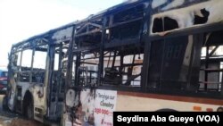 Un bus incendié à Dakar, le 29 janvier 2019. (VOA/Seydina Aba Gueye)