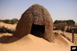 La arena rodea una cabaña en Chinguetti, Mauritania, 4 de febrero de 2025.