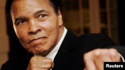 Huyền thoại Muhammad Ali tại một buổi lễ trao giải thưởng ở Diễn đàn Kinh tế Thế giới ở Davos, Thụy Sĩ, hôm 28/1/2006. 