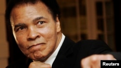 Petinju Muhammad Ali berpose pada acara World Economic Forum (WEF) di Davos, Swiss Januari 2006 (foto: dok). Ali meninggal dunia di Phoenix, Arizona pada usia 74 tahun. 