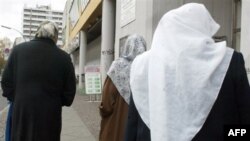 Pas kalimit të kufirit grek fillojnë përpjekjet e imigrantëve për mbijetesë