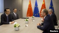 Chủ tịch Ủy hội châu Âu Jean-Claude Juncker (phải) thảo luận với Thủ tướng Trung Quốc. 