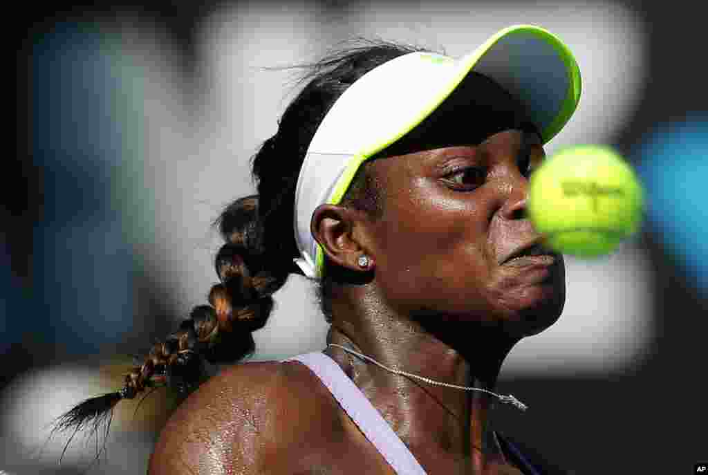 Tay vợt Mỹ Sloane Stephens thi đấu với Victoria Azarenka của Belarus trong v&ograve;ng b&aacute;n kết giải U&ugrave;c Mở Rộng, diễn ra tại Melbourne, Australia. (AP)