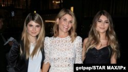 Lori Loughlin con sus dos hijas Olivia Jade e Isabella Rose en una foto dl 23 de marzo de 2017.