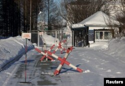 Pintu masuk ke koloni hukuman IK-3, tempat pemimpin oposisi Rusia Alexey Navalny menjalani hukuman penjara di Wilayah Yamal-Nenets, Rusia 17 Februari 2024. (Foto: Reuters)