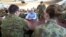 Perdana Menteri Australia Malcolm Turnbull berbicara dengan pasukan Australia saat sarapan di Camp Baird, yang terletak di Timur Tengah, selama kunjungannya ke Irak, 16 Januari 2016. (Foto: Reuters)