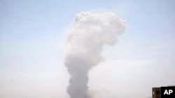 2015年5月22日沙特空袭也门首都萨那武器库后浓烟升起