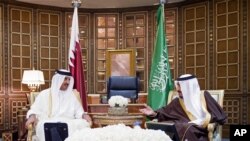 Emir Qatar Tamim bin Hamad al-Thani dan Raja Salman dari Arab Saudi saat bertemu bandara Riyadh, Arab Saudi, 17 Februari 2015. (Foto: dok).