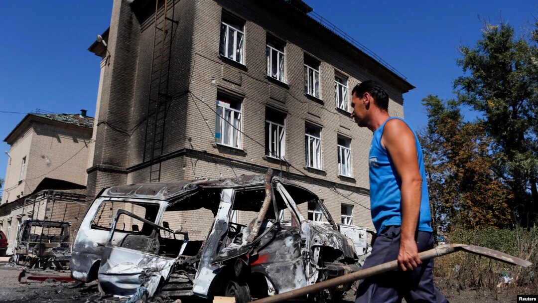 Bangkai-bangkai mobil akibat penembakan baru-baru ini di kota Ilovaysk, Ukraina timur (31/8). (Reuters/Maxim Shemetov)