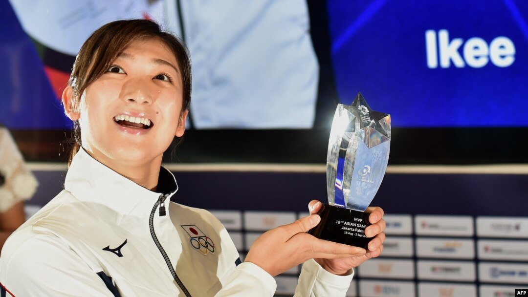 Perenang Jepang Rikako Ikee yang memenangkan enam medali emas dalam Asian Games berpose setelah dinyatakan sebagai pemenang penghargaan Atlet Terbaik atau "Most Valuable Player (MVP) dalam Asian Games 2018 di Jakarta, 2 September 2018.