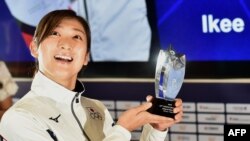 Perenang Jepang Rikako Ikee yang memenangkan enam medali emas dalam Asian Games berpose setelah dinyatakan sebagai pemenang penghargaan Atlet Terbaik atau "Most Valuable Player (MVP) dalam Asian Games 2018 di Jakarta, 2 September 2018.