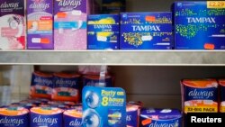 Pembalut dan produk-produk terkait menstruasi di pajang di sebuah apotek di London, Inggris, 18 Maret 2016. 