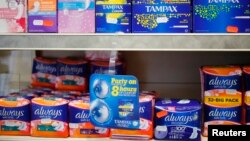 Ibikoresho by’isuku y’abagore n’abakobwa bari mu mihango mw'ibutike mu Rwanda