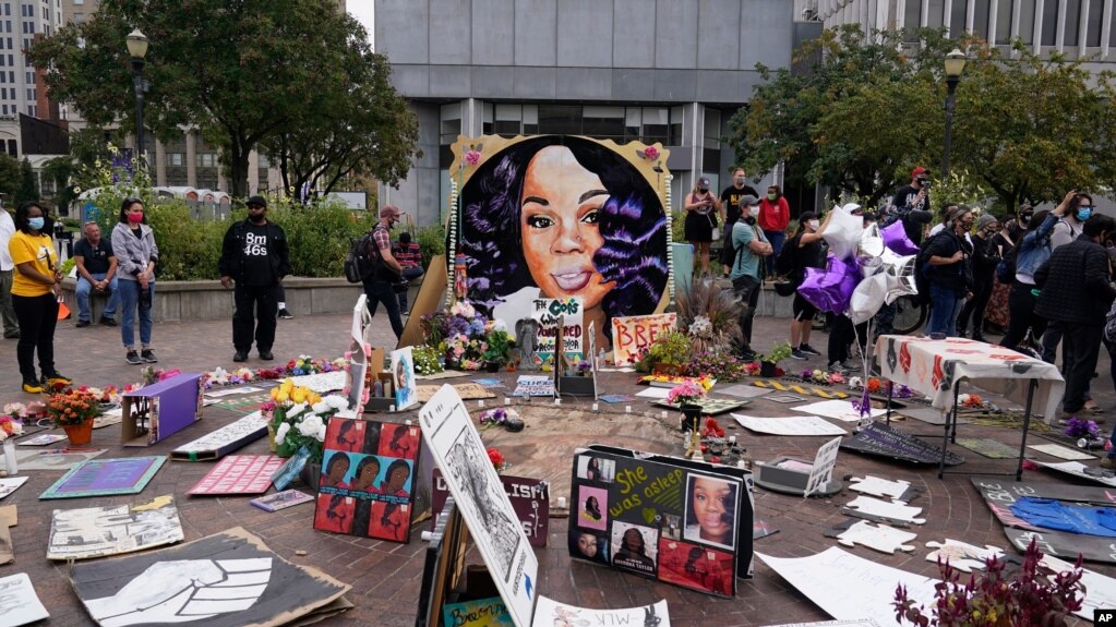 资料照片：人们聚集在肯塔基州路易斯维尔市的杰克逊广场听候对涉及布伦娜·泰勒之死的警察提出的指控。(2022年9月23日) (photo:VOA)