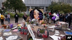 资料照片：人们聚集在路易斯维尔的杰斐逊广场，等待有关对涉及布伦娜·泰勒被打死案的警察的指控的消息。(2020年9月23日)