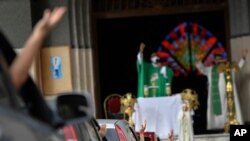 Feligreses asisten a una misa dominical desde el estacionamiento del la iglesia "Nuestra Señora de Coromoto" en Caracas, Venezuela. Octubre 25, 2020. Foto: AP.