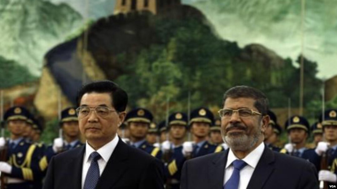 Presiden Mesir Mohammed Morsi diterima oleh Presiden Tiongkok Hu Jintao dalam kunjungannya di Beijing (28/8). 