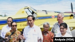 Presiden Joko Widodo saat meninjau pesawat pengangkut BBM Air Tractor AT-802 di Bandar Udara Nop Goliat Dekai Yahukimo Provinsi Papua, 18 Oktober 2016 (foto: VOA/Andylala).