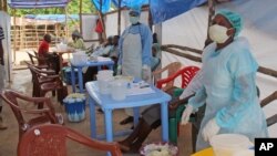 Lekari u Sijera Leoneu u Africi sa pacijentom obolelim od ebole, 27. jul 2014.