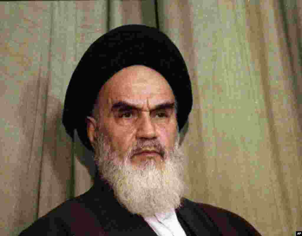 کنفرانس خبری آیت الله خمینی، رهبر شیعیان ایران اندکی پس از ورود به تهران بعد از ۱۴ سال تبعید – تهران، ۱۲ بهمن