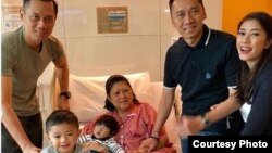 Mantan ibu negara Ani Yudhoyono (tengah, baju pink) tengah dirawat di National University Hospital (NUH), Singapura (Foto: Instagram).