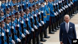 U.S. Vice President Joe Biden reviews the honor guard upon his arrival at the Serbia Palace to meet with Serbian Prime Minister Aleksandar Vucic in Belgrade, Serbia, Aug. 16, 2016.