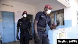 Les policiers portent des masques au milieu des inquiétudes concernant la propagation du coronavirus COVID-19 le 24 mars 2020.