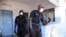 Les policiers portent des masques au milieu des inquiétudes concernant la propagation du coronavirus COVID-19 le 24 mars 2020.