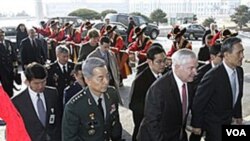 En Seúl, el secretario de Defensa, Robert Gates y el ministro de Defensa de Corea del Sur, Kim Kwan-jin.