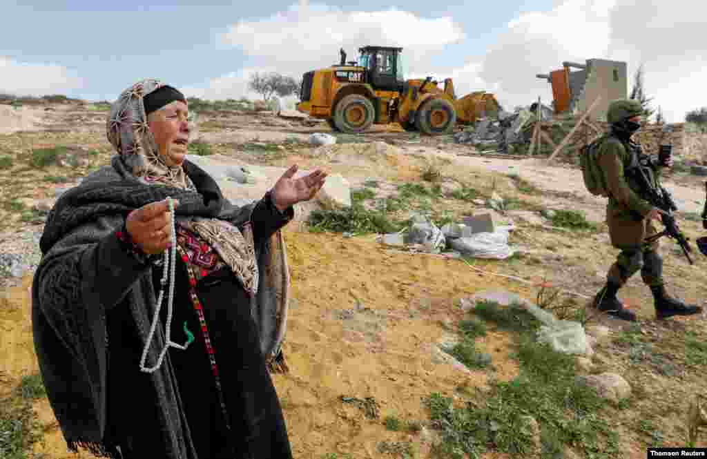 이스라엘군이 요르단강 서안지구의 유대인 정착촌 건설을 위해 팔레스타인 여성의 집을 철거하고 있다. 