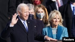 Joe Biden et son épouse Jill Biden lors de sa prestation de serment à Washington, le 20 janvier 2021. 