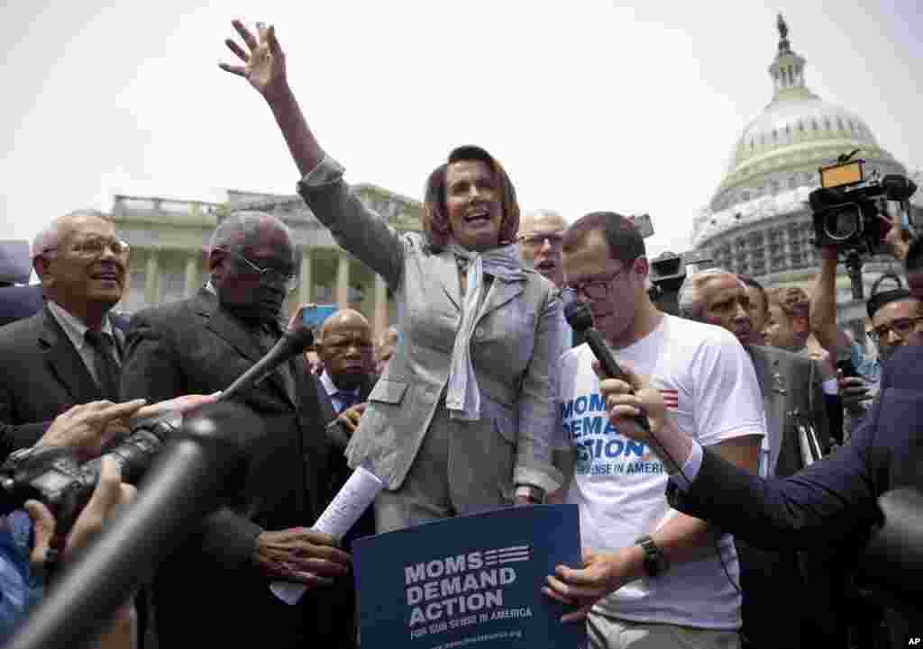 Pemimpin Minoritas DPR Nancy Pelosi dari California bersama sesama anggota Partai Demokrat lainnya di luar Gedung Capitol di Washington (23/6), setelah mengakhiri protes aksi duduk mereka. (AP/Carolyn Kaster)