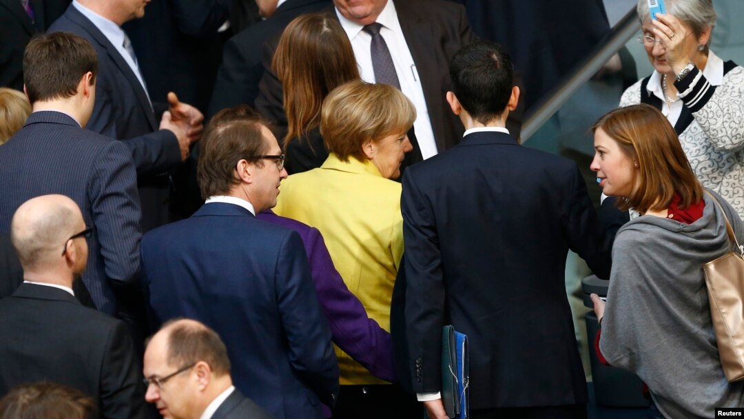 Nemačka kancelarka Angela Mekel napušta parlament nakon glasanja o produženju pomoći Grčkoj