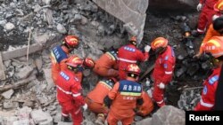 Tim evakuasi berusaha mencari korban selamat setelah longsor menerjang wilayah Zhenxiong, di Zhaotong, provinsi Yunnan, China, pada 22 Januari 2024. (Foto: China Daily via Reuters)